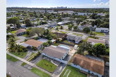 1310 NW 42nd St, Oakland Park, FL 33309 - Photo 31