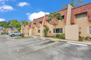 6 Spinning Wheel Ln, Tamarac, FL 33319 - Photo 3