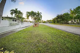 300 NE 175th St, North Miami Beach, FL 33162 - Photo 35