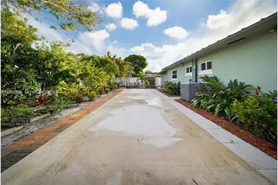 300 NE 175th St, North Miami Beach, FL 33162 - Photo 25