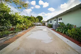 300 NE 175th St, North Miami Beach, FL 33162 - Photo 25