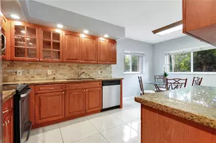 12850 SW 4th Ct, Pembroke Pines, FL 33027 - Photo 5
