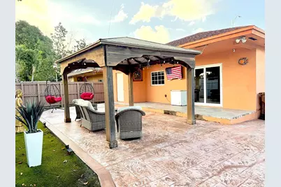 690 E 6th Pl, Hialeah, FL 33010 - Photo 11