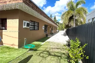 645 NW 1st St, Florida City, FL 33034 - Photo 13