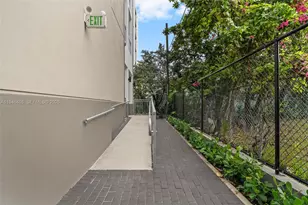 650 SW 1st St, Miami, FL 33130 - Photo 9