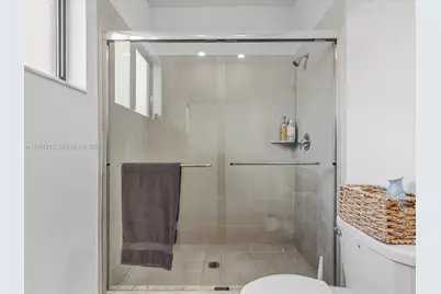544 NE 206th Ln, Miami, FL 33179 - Photo 23