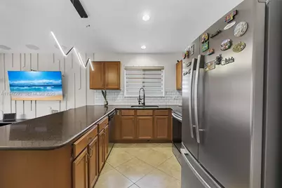 7475 NW 167th Ter, Hialeah, FL 33015 - Photo 11