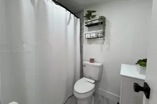 8425 NW 8th St, Miami, FL 33126 - Photo 9