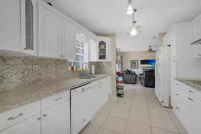 7833 NW 192nd St, Hialeah, FL 33015 - Photo 11