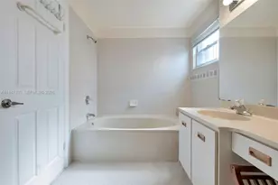 7833 NW 192nd St, Hialeah, FL 33015 - Photo 19