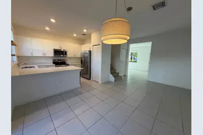 909 NE 211th St #909, Miami, FL 33179 - Photo 3