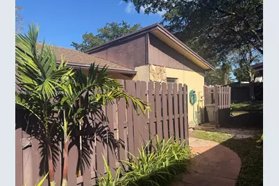 412 Briarwood Cir #2-23, Hollywood, FL 33024 - Photo 3