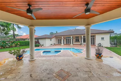 10261 SW 58th St, Miami, FL 33173 - Photo 11