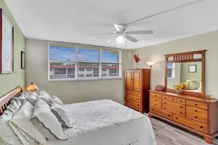 9420 S Hollybrook Lake Dr, Pembroke Pines, FL 33025 - Photo 9