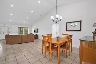 19211 NW 88th Ct, Hialeah, FL 33018 - Photo 9