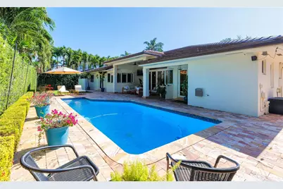 8515 NW 168th Ter, Miami Lakes, FL 33016 - Photo 9