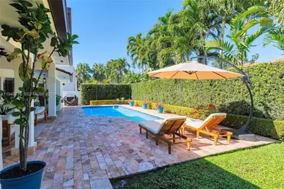 8515 NW 168th Ter, Miami Lakes, FL 33016 - Photo 11