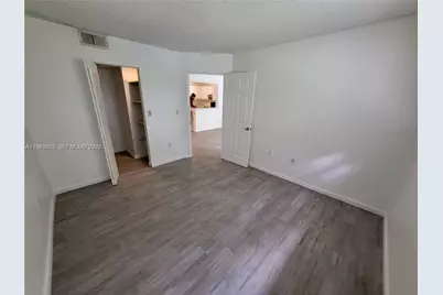 400 W Palm Cir W #304, Pembroke Pines, FL 33025 - Photo 9