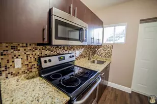 1752 NW 1st St, Miami, FL 33125 - Photo 7