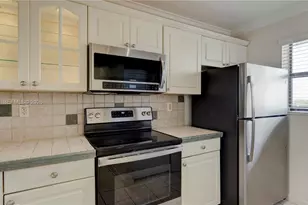 10155 NW 9th St Cir, Miami, FL 33172 - Photo 11