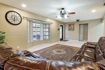2210 NW 91st Ter, Pembroke Pines, FL 33024 - Photo 7