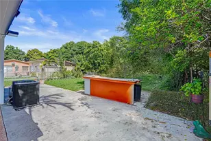 901 NW 34th Ave, Miami, FL 33125 - Photo 9