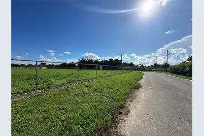 19690 SW 206th St, Miami, FL 33187 - Photo 9