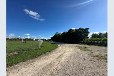 19690 SW 206th St, Miami, FL 33187 - Photo 11