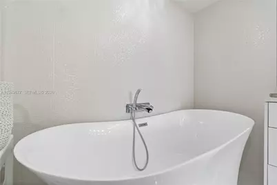 3600 Mystic Pointe Dr #1017, Aventura, FL 33180 - Photo 11