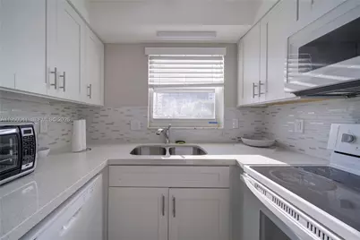2855 NE 30th St #B, Fort Lauderdale, FL 33306 - Photo 9