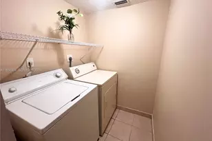 350 W Palm Cir W, Pembroke Pines, FL 33025 - Photo 9