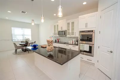 11824 SW 13th Ct, Pembroke Pines, FL 33025 - Photo 9