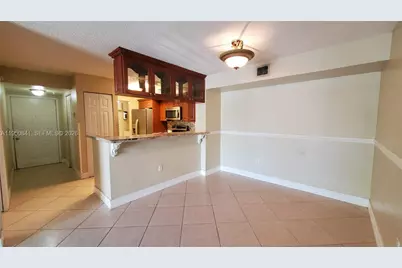 577 SW 111th Ln #203, Pembroke Pines, FL 33025 - Photo 5