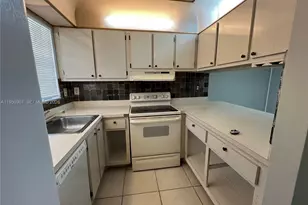 809 NE 214th Ln, Miami, FL 33179 - Photo 3