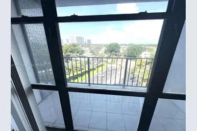 1000 Parkview Dr #605, Hallandale Beach, FL 33009 - Photo 17