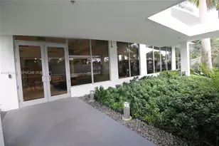 13800 Highland Dr, North Miami Beach, FL 33181 - Photo 9