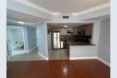 8290 Lake Dr #502, Doral, FL 33166 - Photo 5