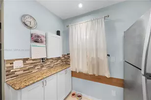 1031 Pine Isle Ln, Naples, FL 34112 - Photo 9