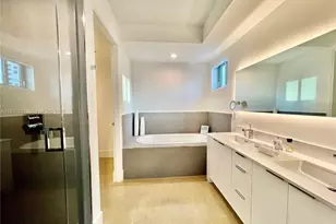 50 South Pointe Dr, Miami Beach, FL 33139 - Photo 9