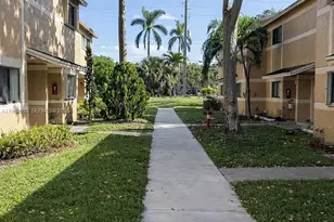 9457 N Palm Cir N, Pembroke Pines, FL 33025 - Photo 21