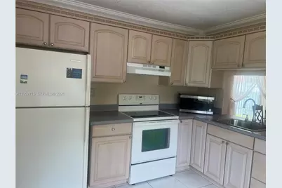 5827 NW 197th Ter, Hialeah, FL 33015 - Photo 13