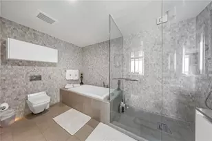 68 SE 6th St, Miami, FL 33131 - Photo 11