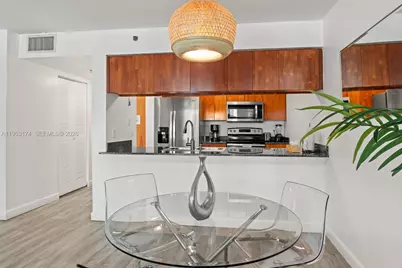 1200 Brickell Bay Dr #2414, Miami, FL 33131 - Photo 5