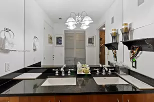 300 S Biscayne Blvd, Miami, FL 33131 - Photo 11