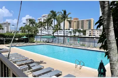 1000 Parkview Dr #528, Hallandale Beach, FL 33009 - Photo 25