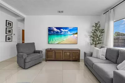 11610 NW 57th Ct, Hialeah, FL 33012 - Photo 9