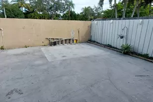 19525 E Cypress Ct E, Hialeah, FL 33015 - Photo 13