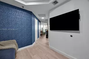 55 SW 9th St, Miami, FL 33130 - Photo 17