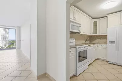 3731 N Country Club Dr #1421, Aventura, FL 33180 - Photo 9