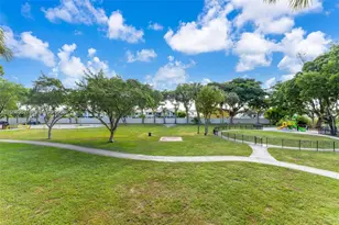 10000 NW 80th Ct, Hialeah, FL 33016 - Photo 17